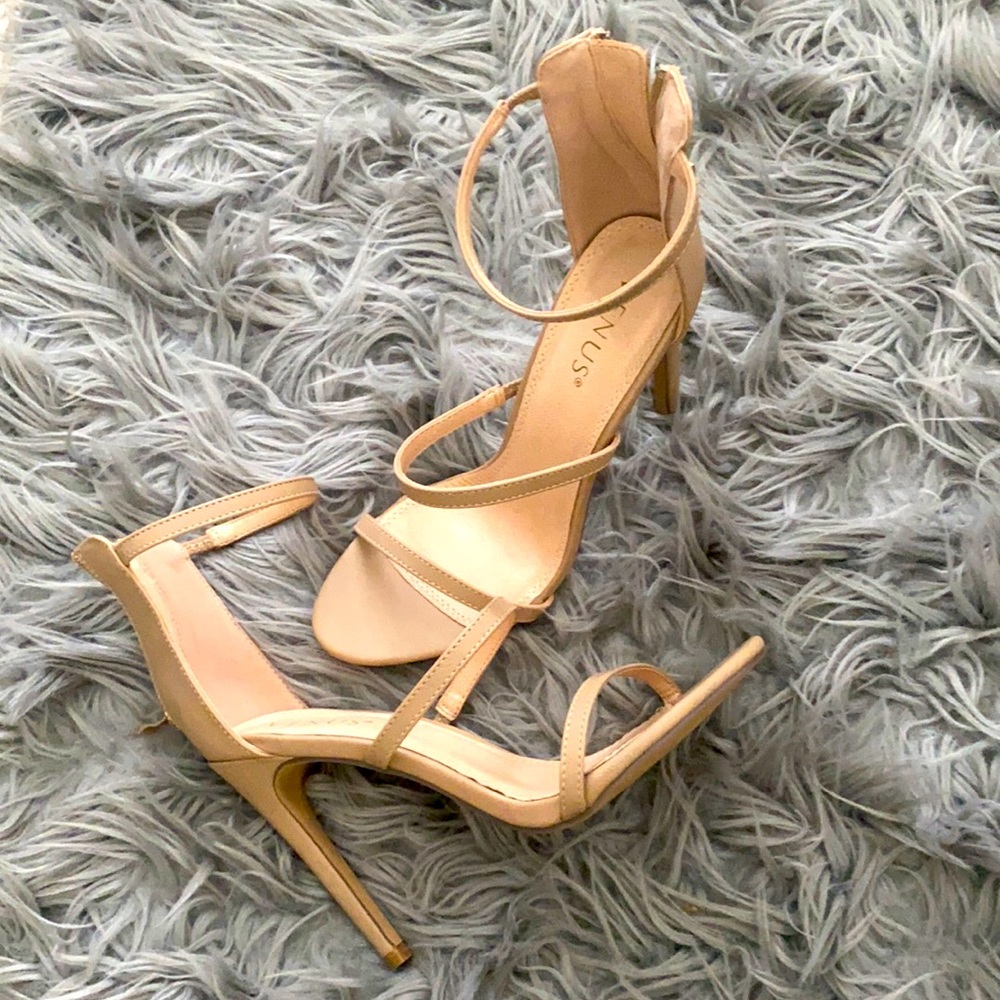 Venus nude high heels